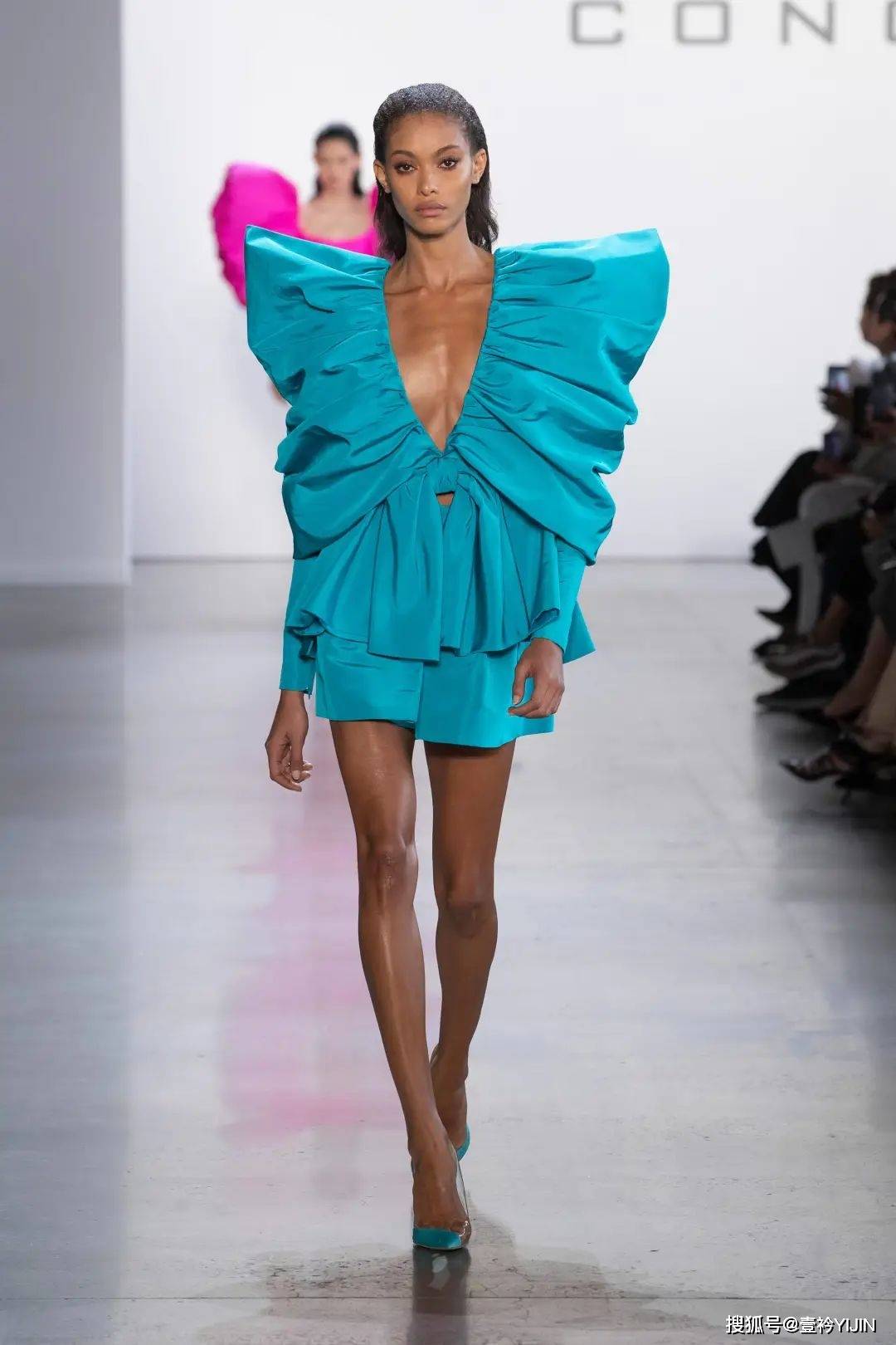 越南|被巴黎世家抄袭？把衣服种上鲜花、冻进冰块里？越南时装的高光时刻