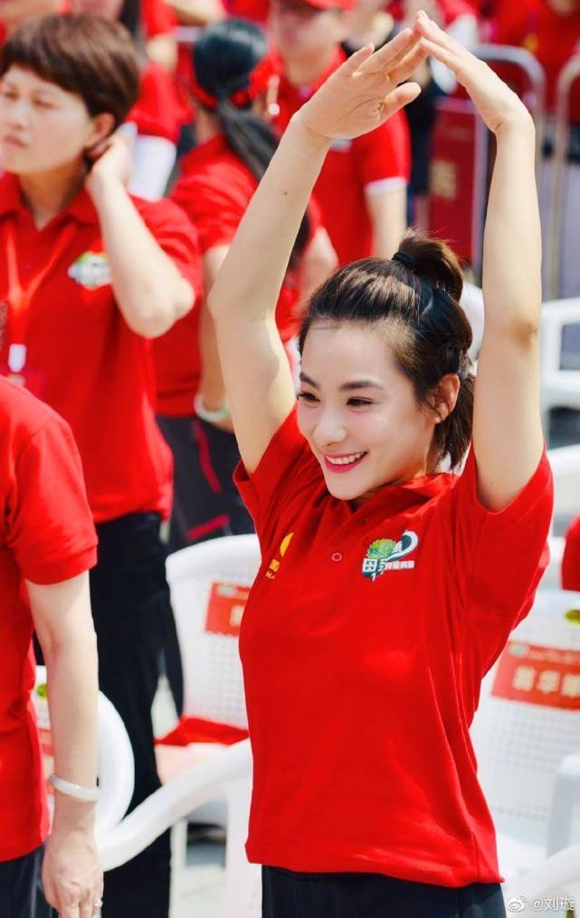 女儿|一家四口深情对视，7天前因超人妈妈受关注刘璇首晒二胎女儿正面照