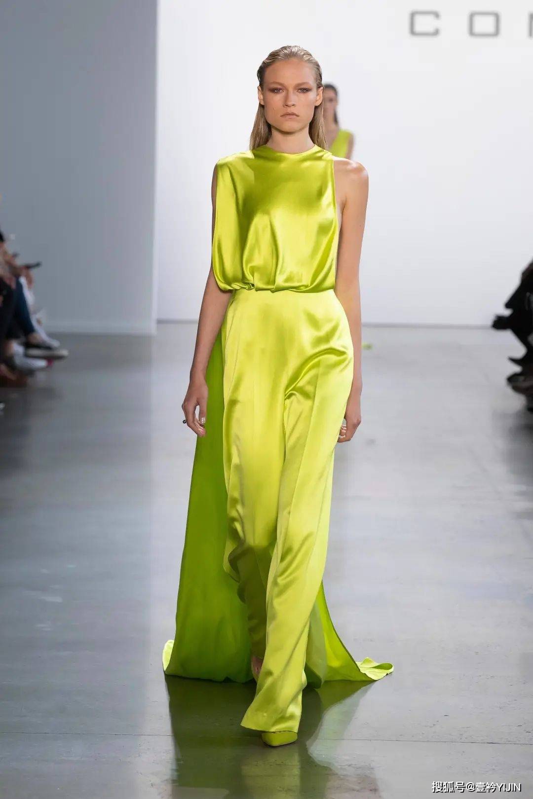 越南|被巴黎世家抄袭？把衣服种上鲜花、冻进冰块里？越南时装的高光时刻