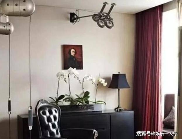 名牌|参观名模胡兵的豪宅,满客厅都是名牌西装皮带,衣柜都不够放了