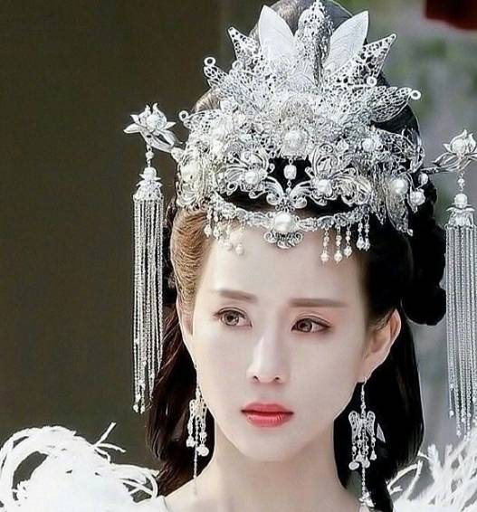张钧甯|古装剧的头饰：彭小冉民族风，张钧甯头饰华贵，倪妮的简单又好看