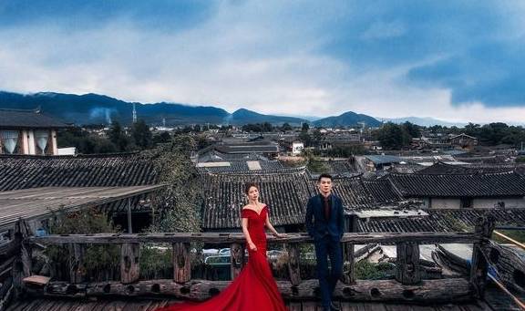 服装|古色丽江拍摄婚纱照，服装搭配上有何讲究？其实男生装扮也很重要