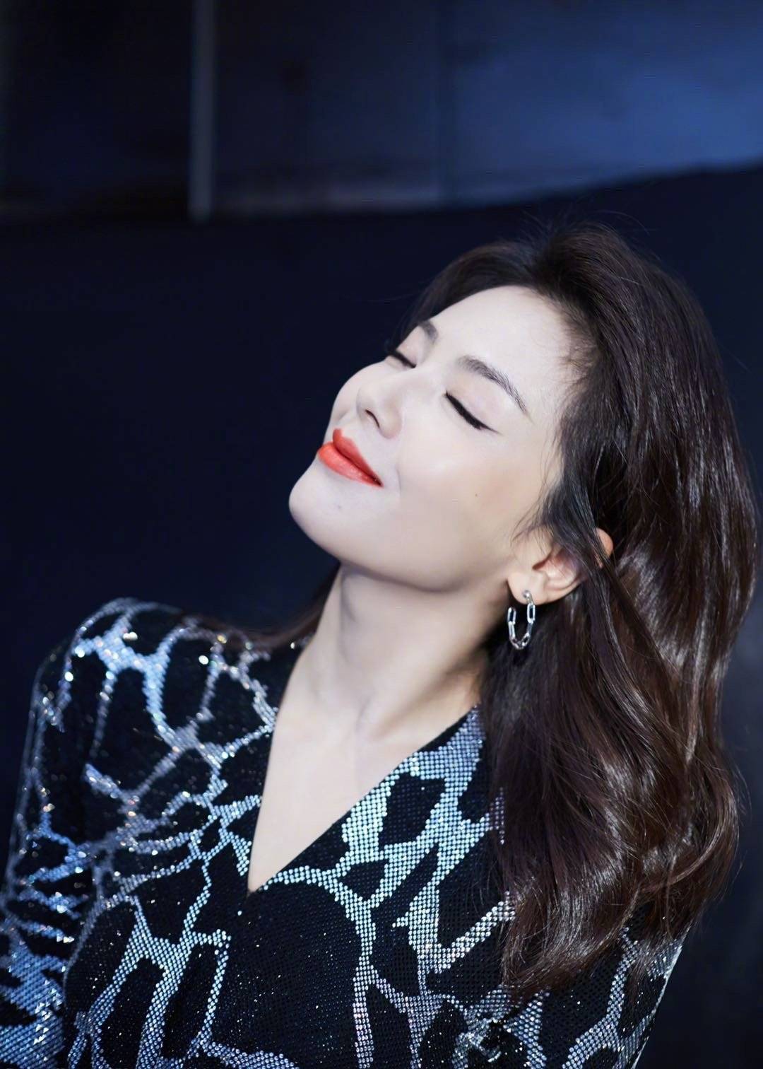 亮片|刘涛太有魅力，穿豹纹亮片裙惊艳亮相，身材让人流口水