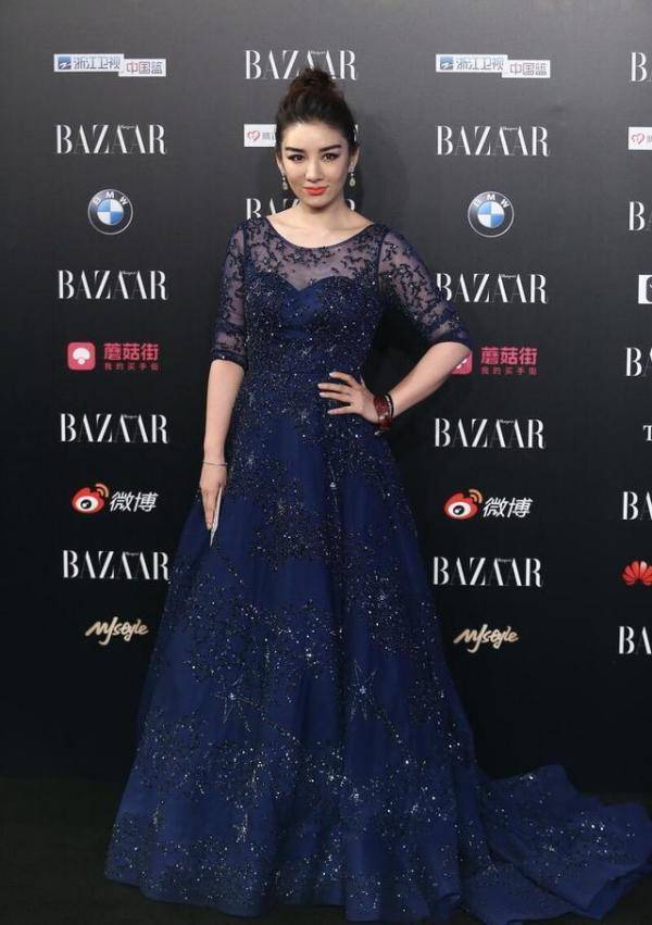 礼服|黄奕真是又A又飒，穿着礼服出门，但却带着英气感