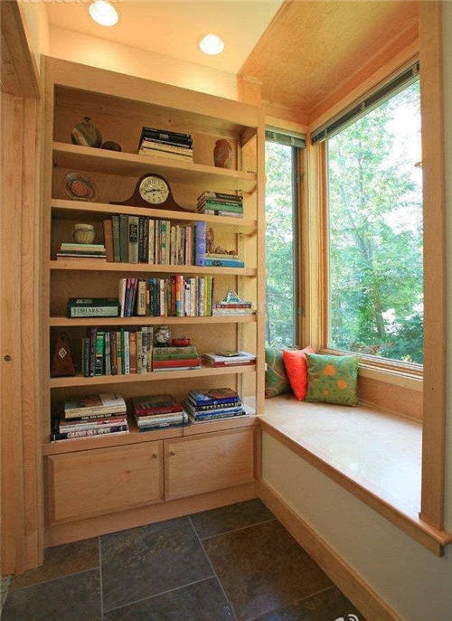 根据飘窗的具体尺寸,有条件时可以在两侧打上边柜,设计成小书架,飘窗