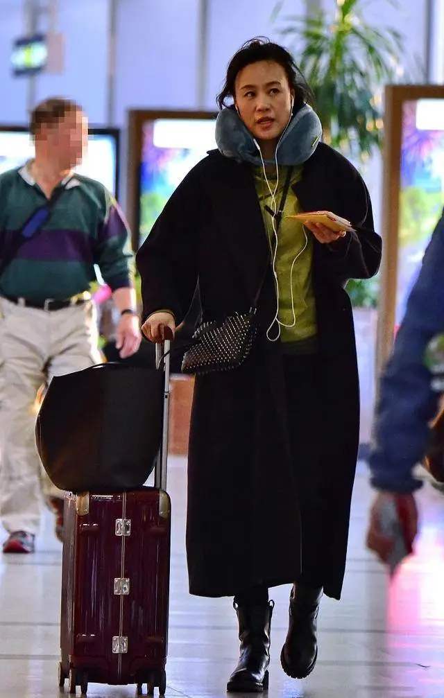 本人|邬君梅也老成普通人了，气质都靠团队包装，本人素颜并不好看！