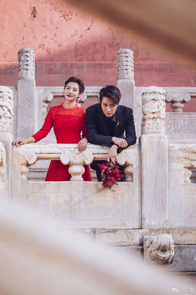 女儿|一家四口深情对视，7天前因超人妈妈受关注刘璇首晒二胎女儿正面照