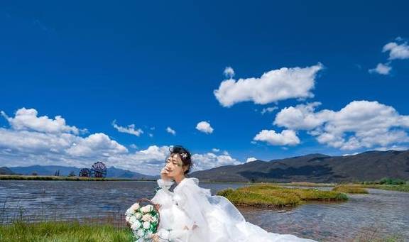 服装|古色丽江拍摄婚纱照，服装搭配上有何讲究？其实男生装扮也很重要