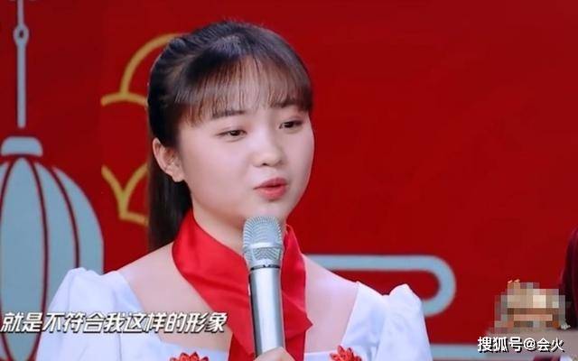 21岁林妙可晒合照,气质被朋友碾压