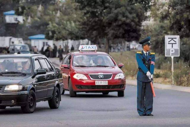 朝鲜人把中国的车标抠下来换上自己车标就这样变成自主品牌了