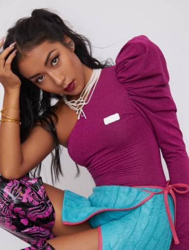 红色|吉克隽逸真是厉害，土味口红色号都能驾驭，还美出与众不同