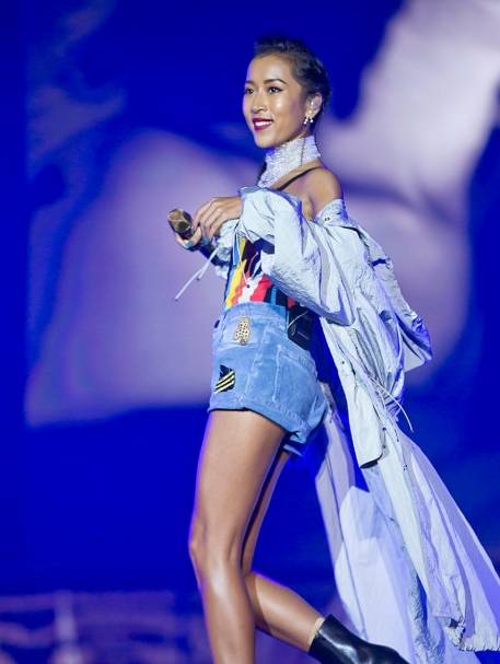 玻璃|吉克隽逸太敢穿了,这身“玻璃裙”穿出高级感,如今没男友真可惜