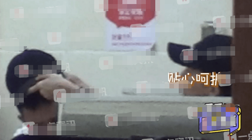 新恋情?文章带美女吃宵夜诉苦 女方贴心为其擦泪 新恋情?文章带美女吃宵夜诉苦 女方贴心为其擦泪