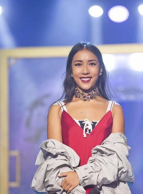 玻璃|吉克隽逸太敢穿了,这身“玻璃裙”穿出高级感,如今没男友真可惜