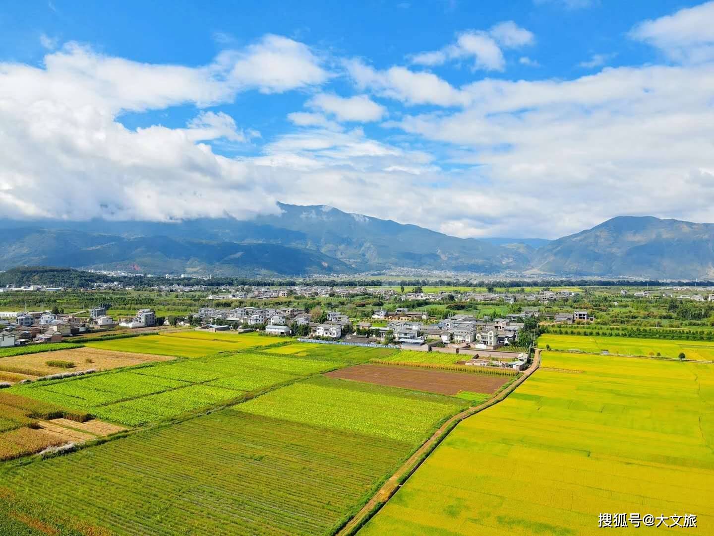 航拍大理洱源松曲村一幅绝美的乡村田园风光图