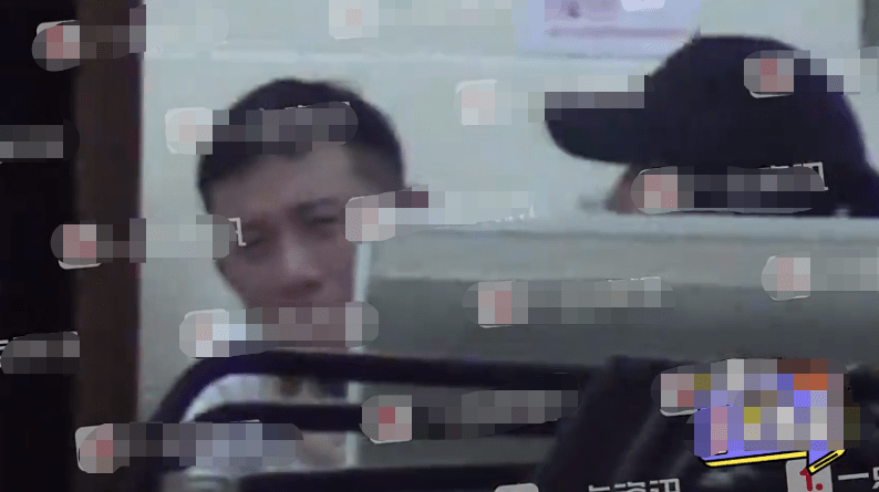 新恋情?文章带美女吃宵夜诉苦 女方贴心为其擦泪 新恋情?文章带美女吃宵夜诉苦 女方贴心为其擦泪