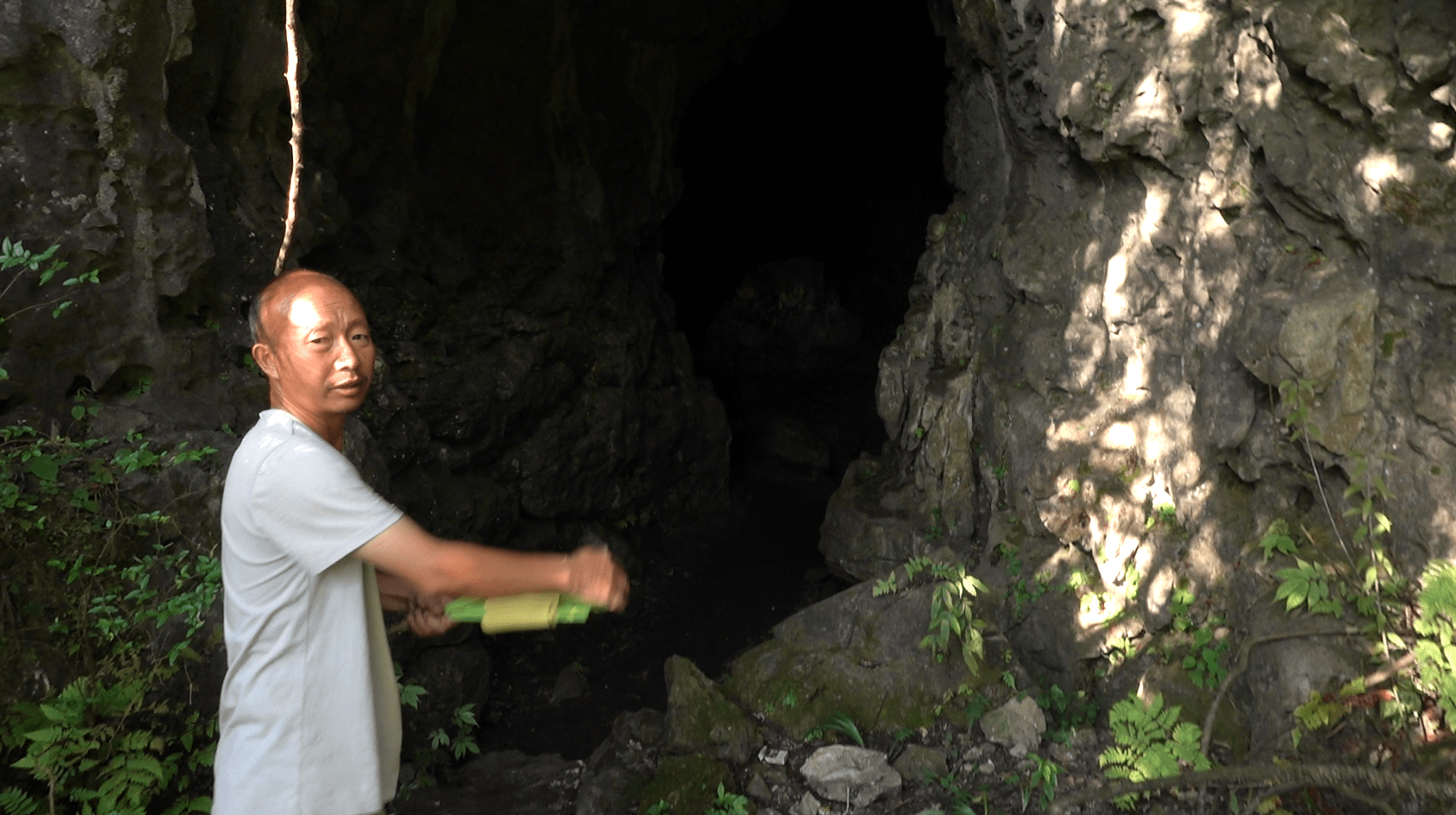 探索贵州惠水古人洞，穿过遗留骸骨的洞道发现地下暗河。-上那去-上那去-哔哩哔哩视频