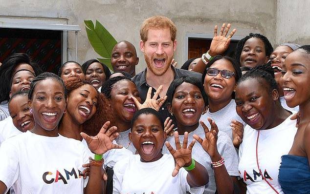 凯特|凯特沦落到戴梅根最爱品牌的耳环？梅根豪捐87万给非洲女孩获赞