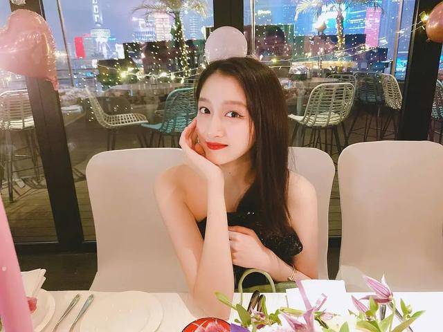 关晓彤与姐妹蹦迪庆生，现场视频和照片曝光，