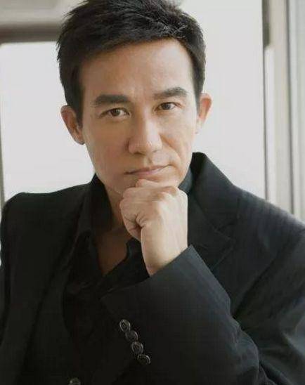 他是香港“第一反派”，51岁时娶小23岁娇妻，