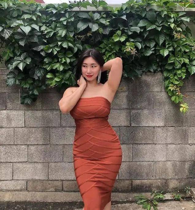 鲜肉|43岁韩国阿姨俘获小12岁鲜肉！爱穿抹胸紧身裙秀身材，不输卡戴珊