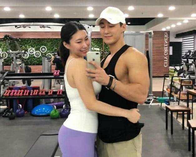 鲜肉|43岁韩国阿姨俘获小12岁鲜肉！爱穿抹胸紧身裙秀身材，不输卡戴珊