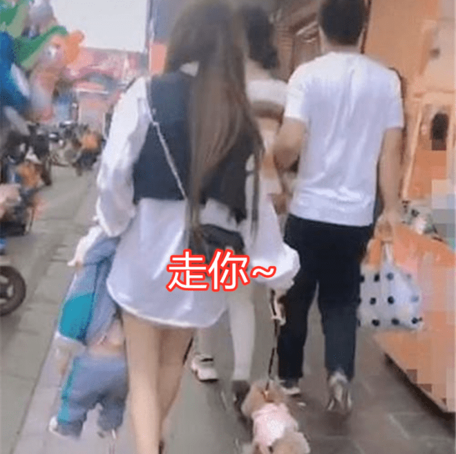 “豪横小姨”走红,单手拎起侄子霸气侧漏,“熊孩子”遇到对手了