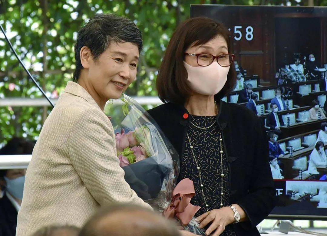 菅义伟|日本新第一夫人亮相，短发素颜气质淡雅，58岁安倍昭惠穿花衣惊艳