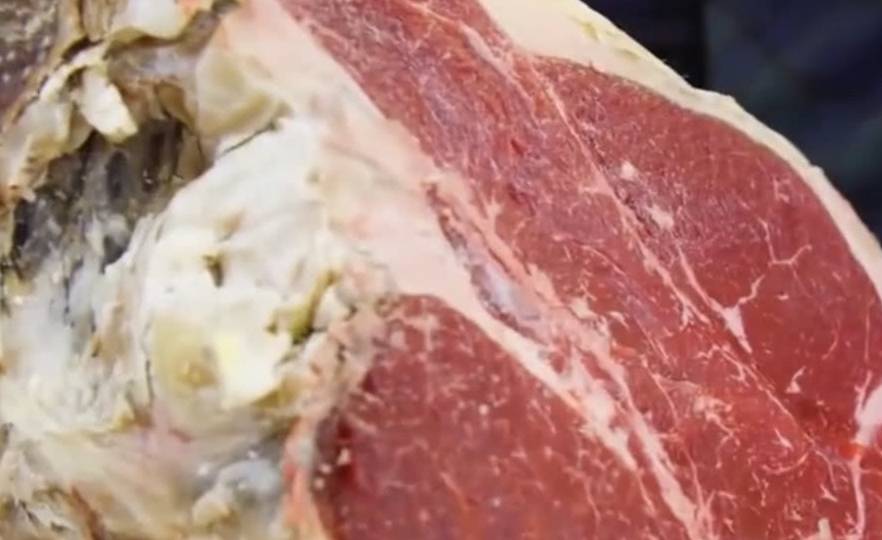 实拍外表发霉的牛肉,外国厨师用锯子切开的那一刻,令人刮目相看