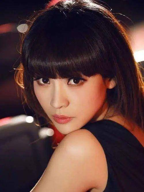 嫩黄色|柳岩穿嫩黄色抹胸裙秀性感魅力！雪肤娇嫩魔鬼曲线迷人