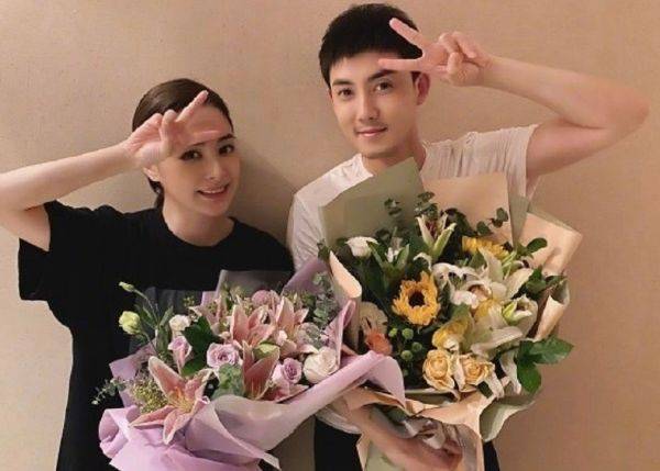 伤口|阿娇出院后立拍戏，用手比V遮伤口，离婚后越来越少女
