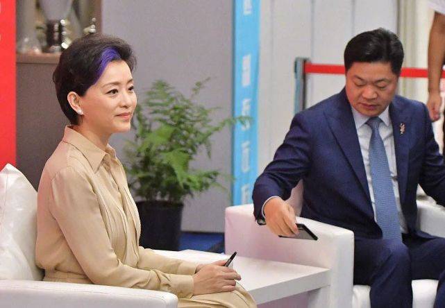 姐姐|杨澜是“乘风破浪姐姐”，52岁不服老，这么拼难怪是最富主持人