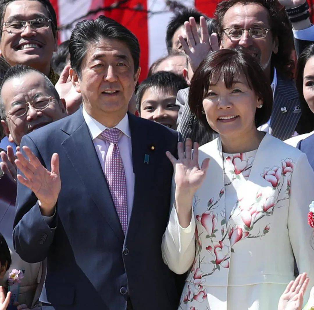 菅义伟|日本新第一夫人亮相，短发素颜气质淡雅，58岁安倍昭惠穿花衣惊艳