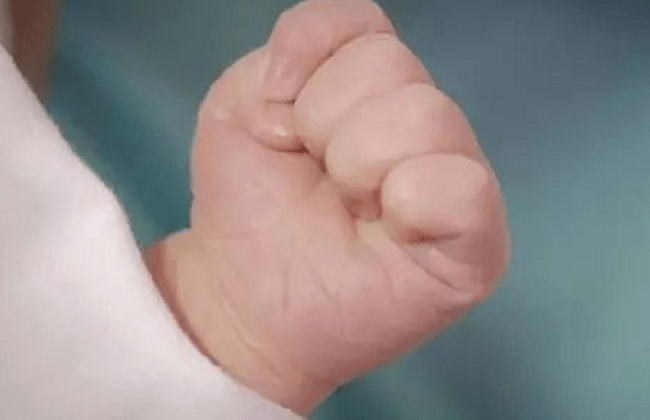 新生儿出生19小时后走红,因比"挑衅"手势,被网友戏称最拽宝宝