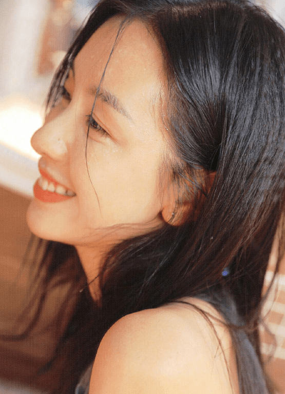 化妆|夏季海滩拍照显出唯美感？陈都灵不化妆出镜，不愧是素颜女神