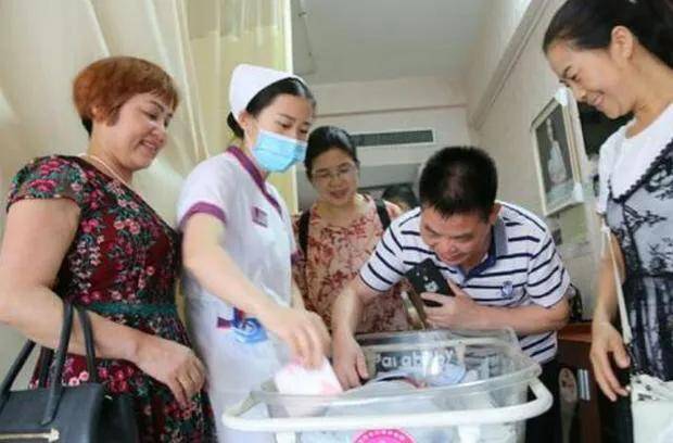 女人怀孕生孩子,产房外面两种