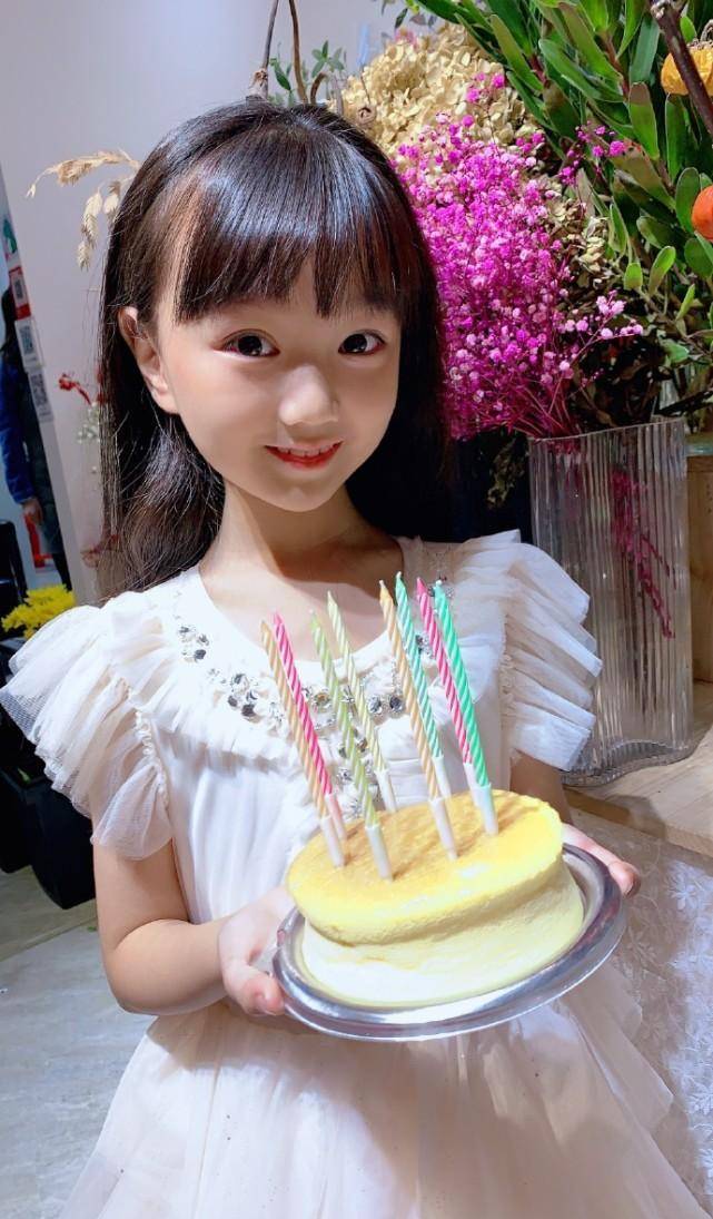 小山竹晒照庆祝8岁生日,小萌娃长成亭亭玉立美女了,甜美又可爱
