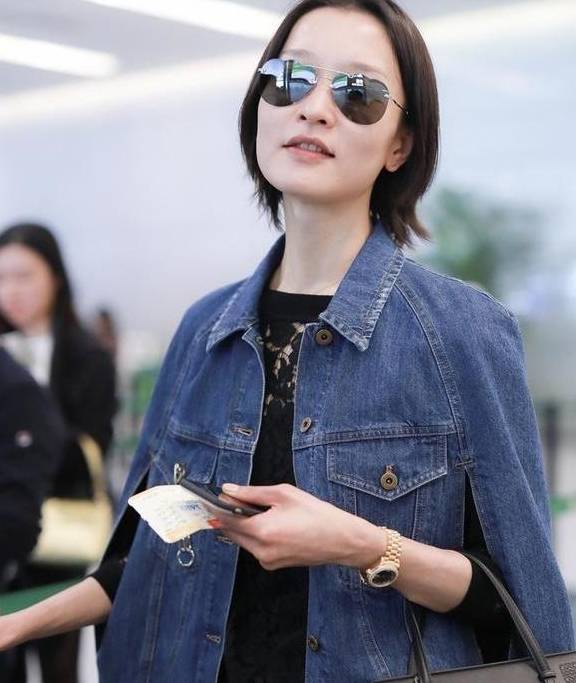 国模|国模杜鹃走机场,全黑造型好有年代感,比普通人还接地气