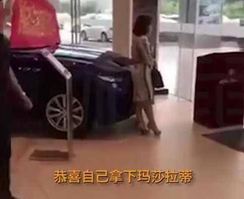 横幅|微商进店“买”玛莎拉蒂，拉个横幅合完影直接走人，店员愣住了