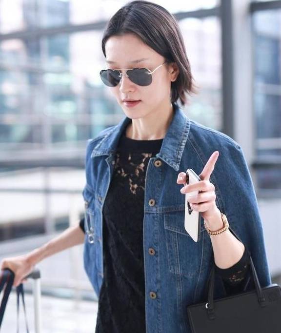 国模|国模杜鹃走机场,全黑造型好有年代感,比普通人还接地气