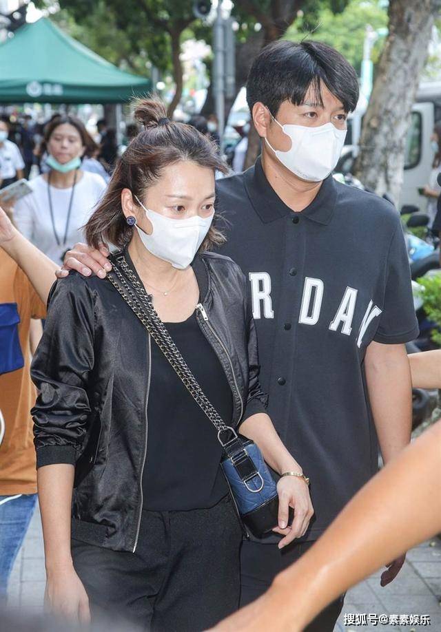 黄鸿升追悼会：罗志祥突然现身，剪新发型送别