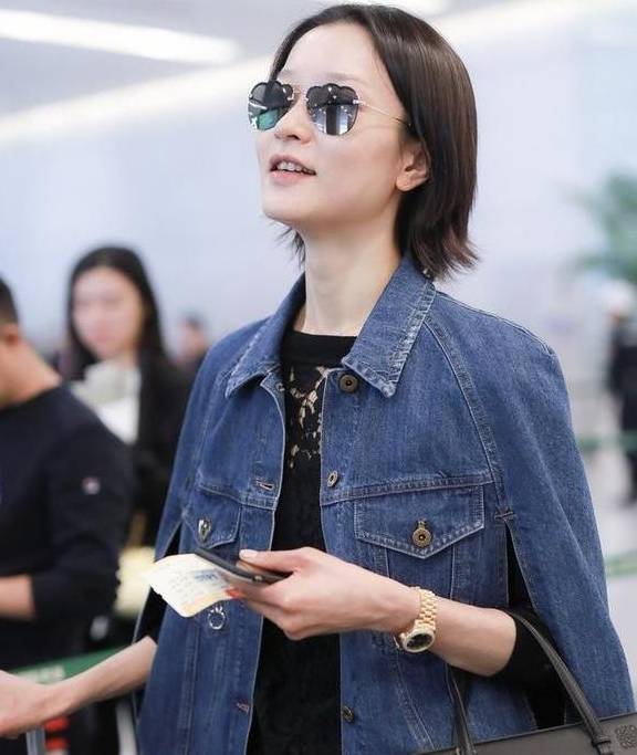 国模|国模杜鹃走机场,全黑造型好有年代感,比普通人还接地气