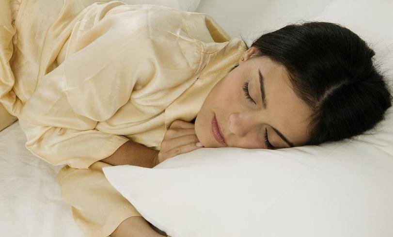 原创女人睡觉时,最好别有2种睡姿,有助于身体健康!
