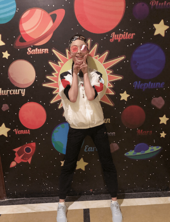 身躯|吴谨言私服穿搭超酷，瘦小身躯似驾驭不上，外套配牛仔裤是认真的？