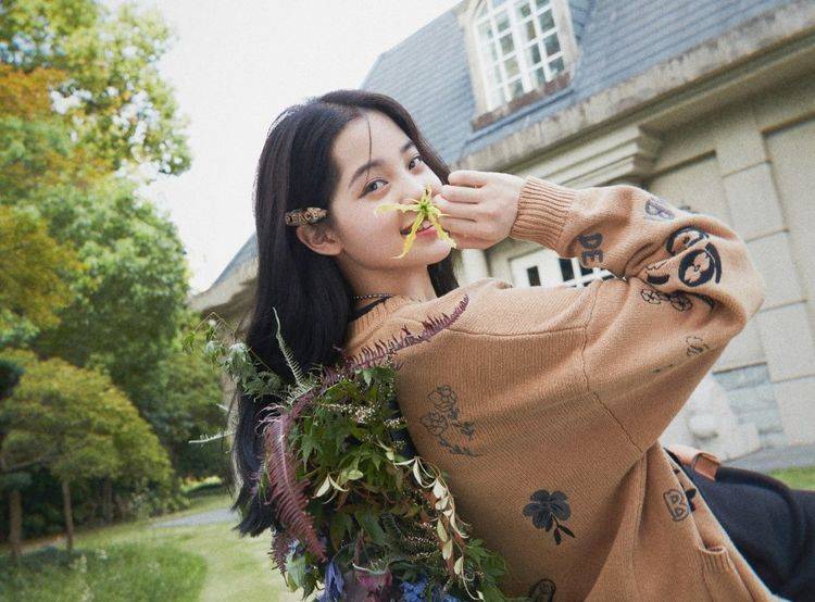 技能|欧阳娜娜设计衣服，又开启了设计师技能，真的是趋向全能了