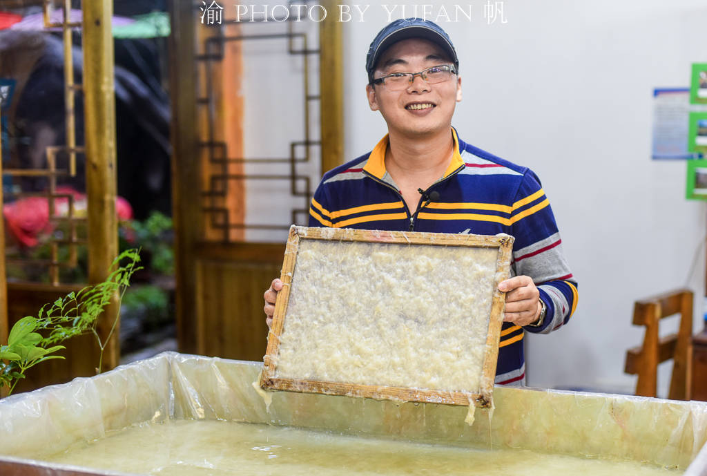 千户苗寨古法造纸传承千年，游客可亲自体验，感受厚重的非遗文化