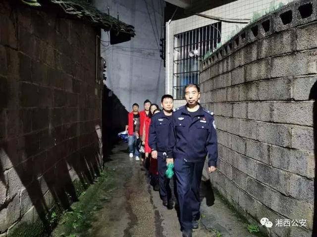 保靖县公安局为强化国庆节安保工作,保靖公安深入各个单位,企业,学校