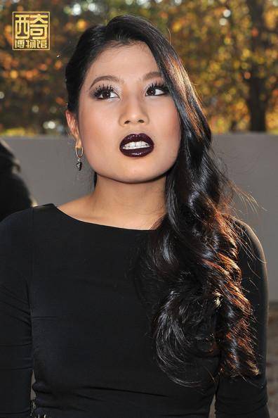 余瓦|泰王33岁小女儿思蕊梵，涂黑色唇膏出席派对，气场力压一众名媛