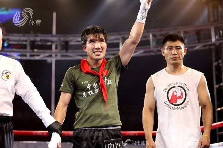 马海|中国拳王诠释什么是孝子，送母亲一部华为手机：我有耐心教她上网