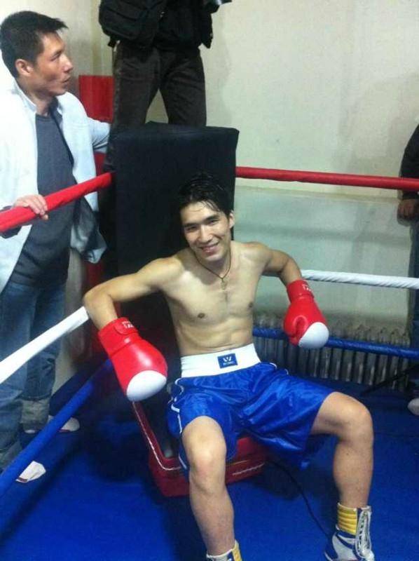 马海|中国拳王诠释什么是孝子，送母亲一部华为手机：我有耐心教她上网